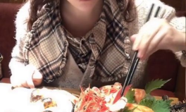 洋气小姐姐吃饭,品味生活,尽享美味时光